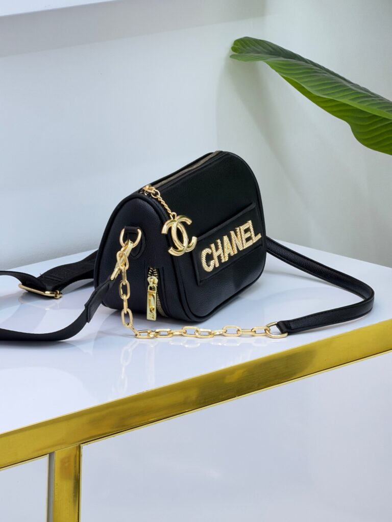 کیف پاسپورتی شنل کد ۹۵۱ مشکی با بند زنجیری طلایی و لوگوی CHANEL روی بدنه