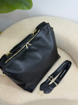 ساک اسپرت مشکی کد ۹۴۹ با زیپ طلایی و بند دوشی اسپرتی Fashion Style در کنار کیف