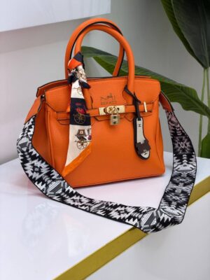 کیف هرمس دستی و دوشی نارنجی کد ۹۵۳ با طراحی کلاسیک، قفل فلزی و ابعاد ۲۵×۲۵